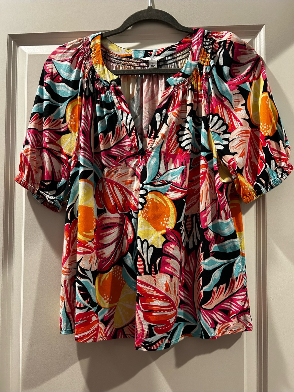 crown & ivy Black Tropical Floral Short Sleeve Blouse